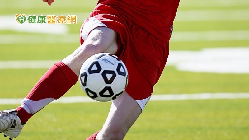 你知道足球員傳球、射門時會使用到哪些肌肉？可能有哪些運動傷害嗎？（圖片來源：stockio）(圖：健康醫療網 提供)
