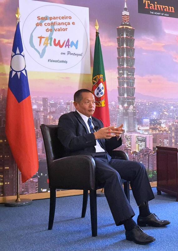 駐葡萄牙代表張崇哲本週接受葡萄牙國家通訊社（Lusa）訪問表示，台灣與烏克蘭有同樣的決心捍衛民主自由，如果中共攻台，台灣人民也將奮起捍衛自己的家園和權利。（駐葡萄牙代表處提供） (圖：中央社)
