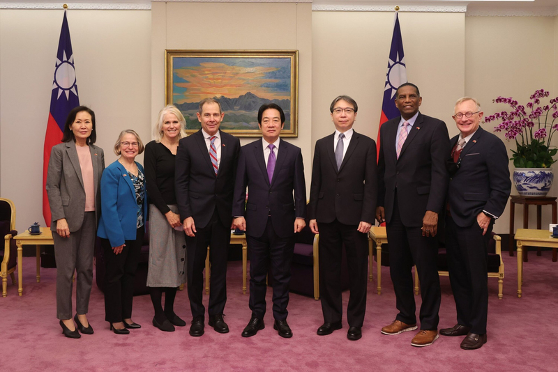 副總統賴清德（右4）20日接見美國聯邦眾議員匡希恆訪問團，他提到，讓台美合作雙贏，持續繁榮。(圖：中央社)