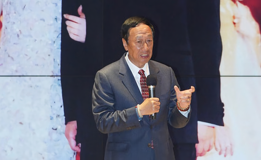 鴻海集團創辦人郭台銘19日出席台大癌醫中心分院4週年院慶，覺得現在的執政當局「並沒有把人民生命作為第一優先」。(圖：中央社)