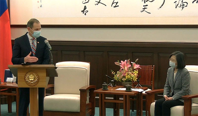 蔡英文總統(右)20日接見美國聯邦眾議員匡希恆(John Curtis，左)訪問團。年輕時曾在台灣傳教的匡希恆則在致詞時大秀中文。(翻攝自總統臉書直播)