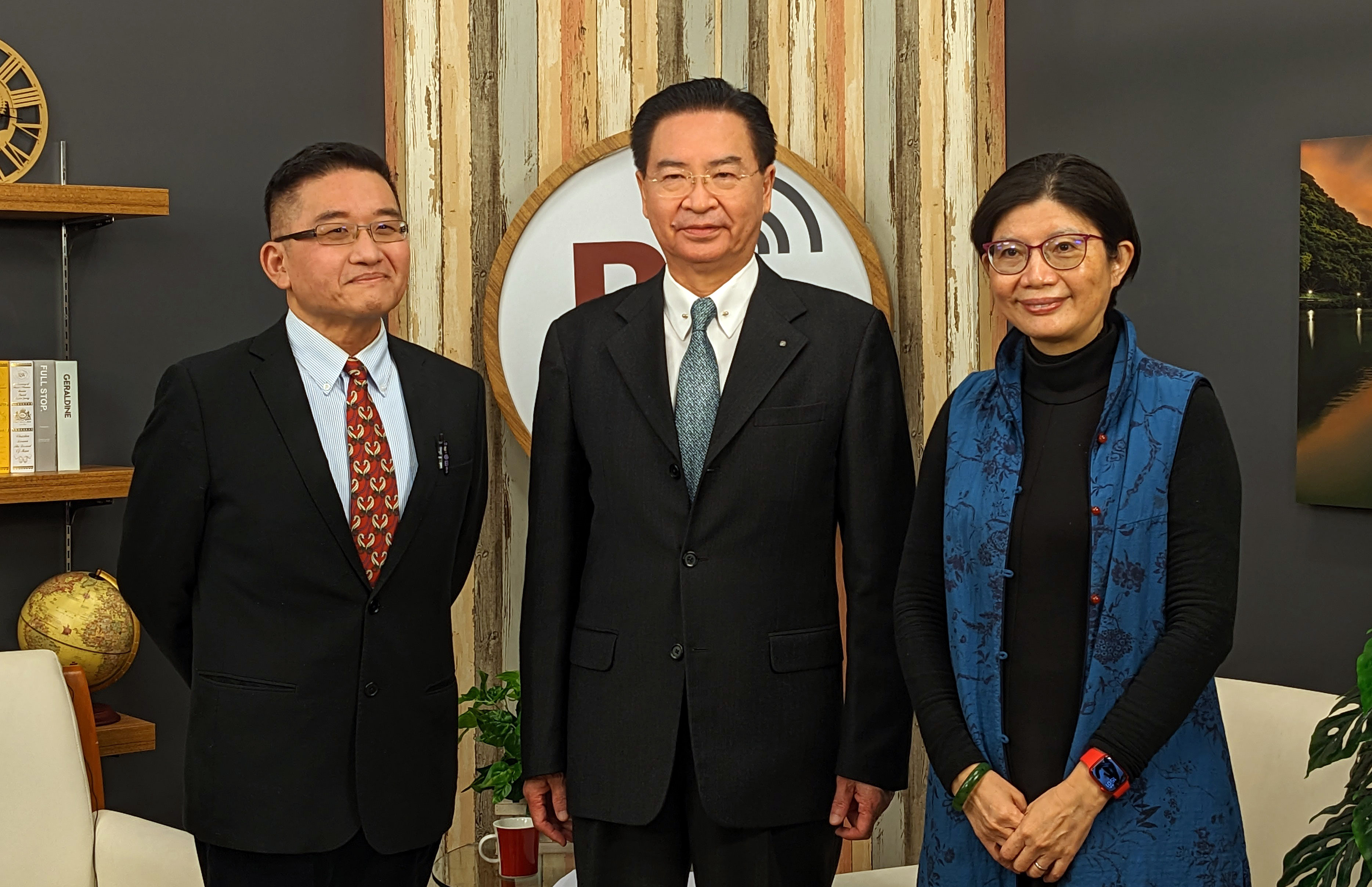 外交部長吳釗燮(中)20日接受中央廣播電台專訪。圖右為央廣董事長賴秀如，圖左為節目主持人夏治平。(Rti)