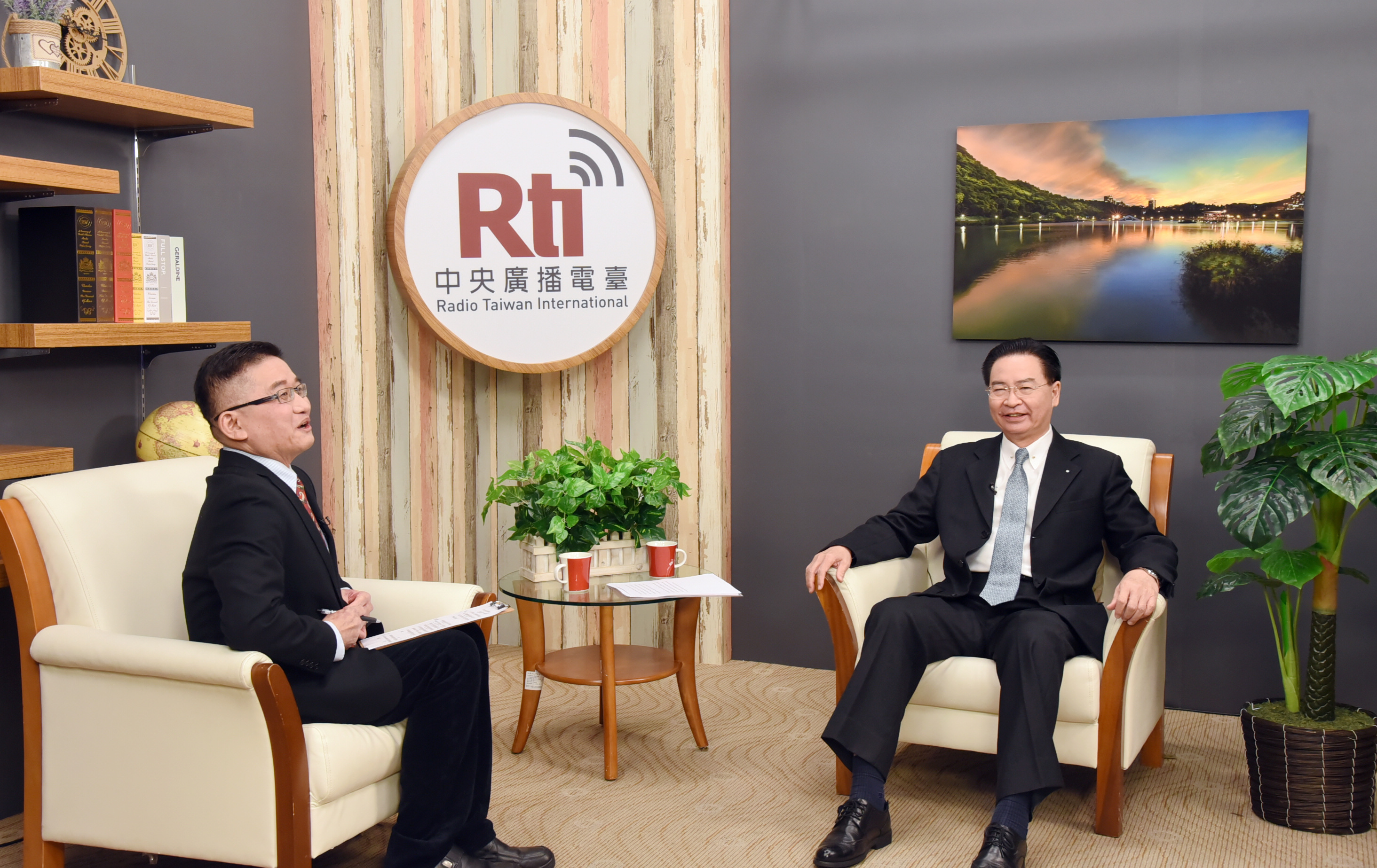 外交部長吳釗燮(右)接受中央廣播電台專訪。(江麗華攝)