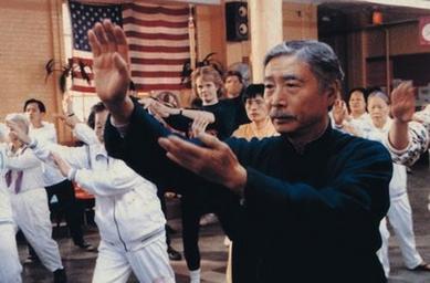「推手」片中由郎雄飾演的朱老正在帶領學生打太極拳。截圖自《推手》。(圖：Fair use／Wikipedia )