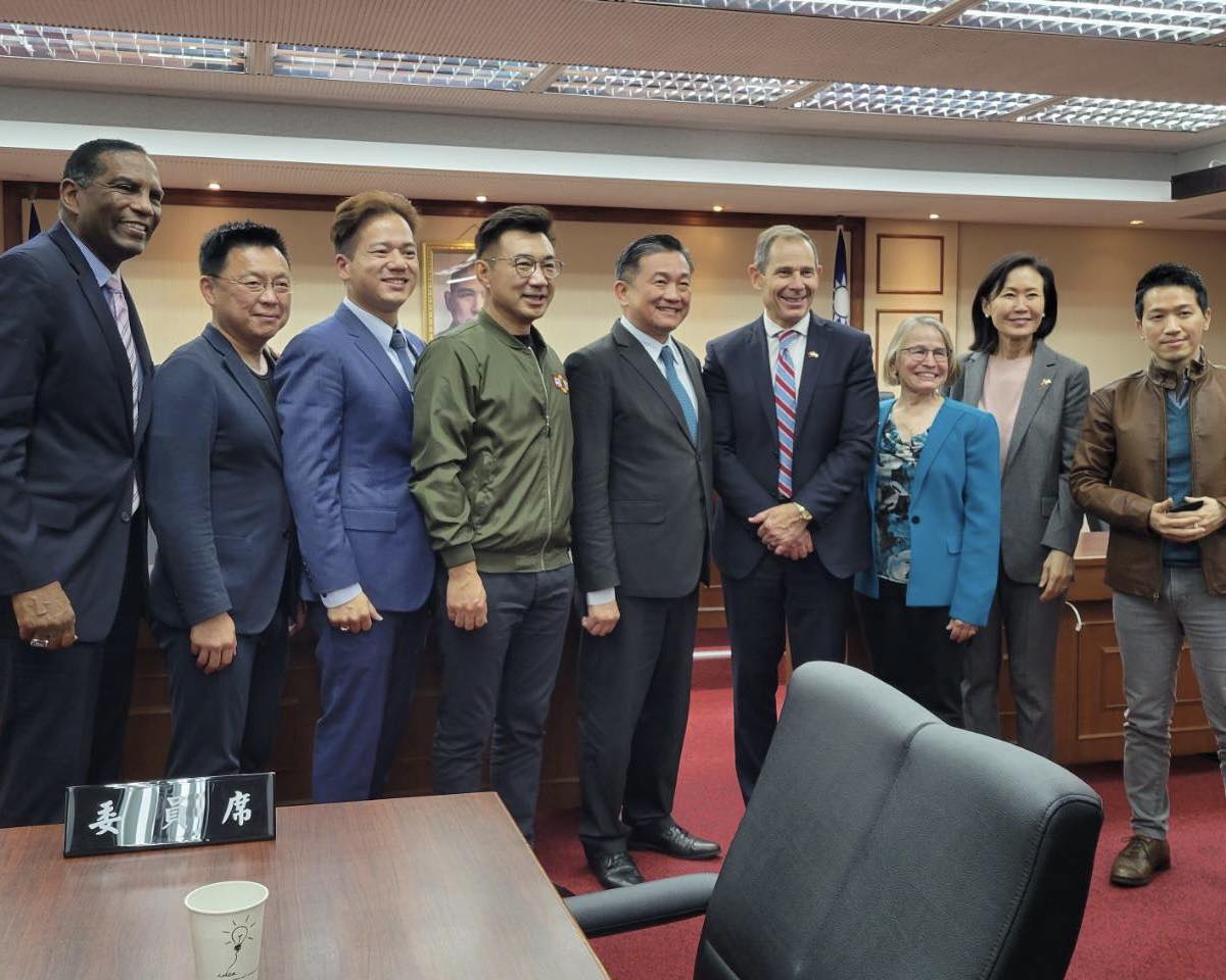 美國聯邦眾議員匡希恆(John Curtis)一行人20日與立法院外交及國防委員會成員會談。(圖:王定宇臉書)