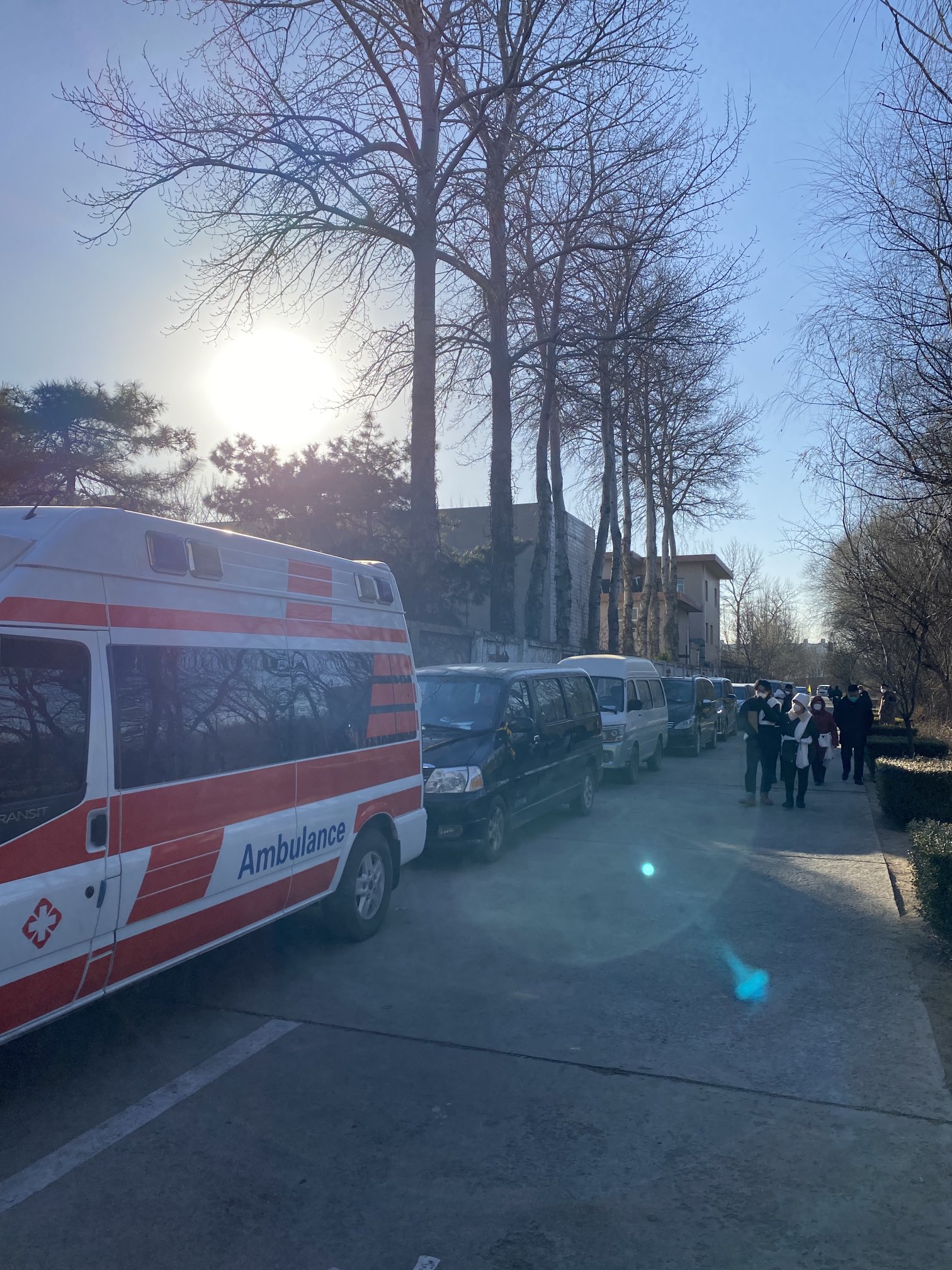 天空新聞記者Leo Lord-Jones在推特上貼出19日北京東郊火化場排隊車潮。(Twitter/@leolordjones)