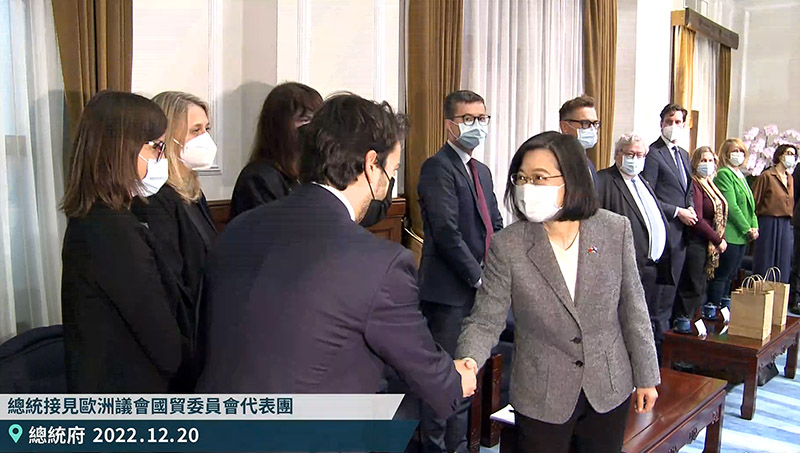 蔡英文總統(前右)20日上午接見歐洲議會國貿委員會(INTA)代表團，表達希望加速推動台歐盟雙邊投資協定(BIA)的進程。(翻攝自總統臉書直播)