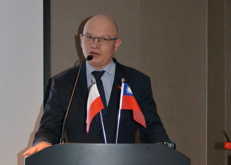 波台國會小組主席安鄒14日在華沙舉行的年終酒會致詞。（駐波蘭代表處提供）