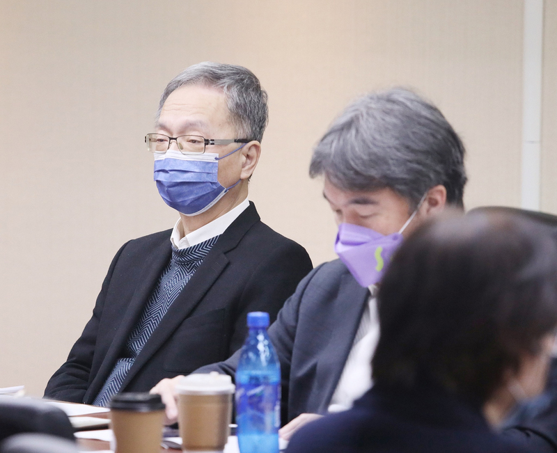 中國COVID-19疫情引發藥荒，台灣出現部分退燒藥缺貨現象。衛福部長薛瑞元（左）21日受訪表示，特定品牌退燒藥確實有搶購情況，但同一成分的藥品不缺，民眾不必恐慌。圖為薛瑞元出席立法院社會福利及衛生環境委員會「嚴重特殊傳染性肺炎（COVID-19）防疫作為之回顧與檢討」公聽會。 (圖：中央社)