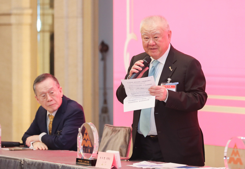 三三會理事長林伯豐（右）表示，工商團體關心經濟，內閣只要做好，大家都能接受。(圖：中央社)