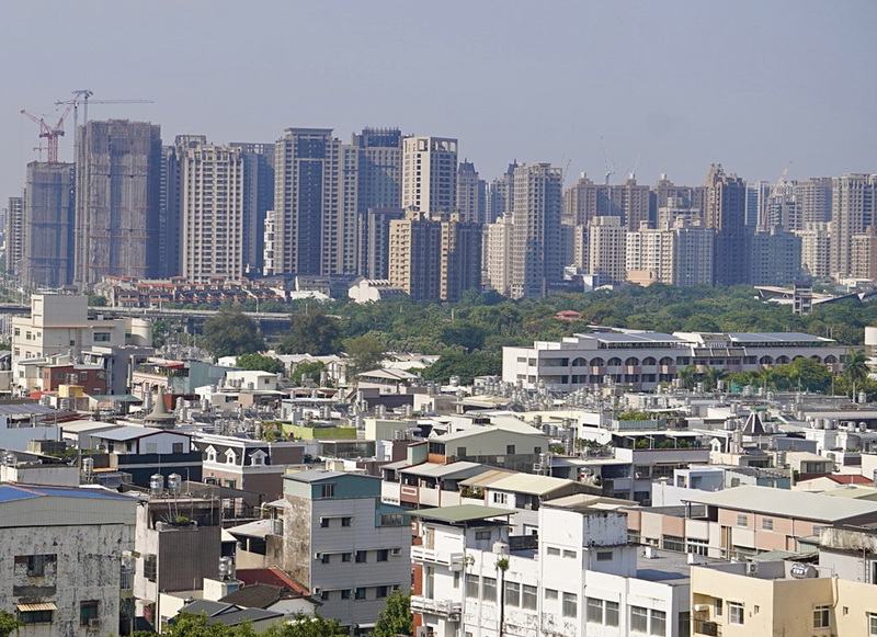 囤房稅2.0擬分3組課徵基準，學者點名新竹房價高應入甲組。圖為高雄市鼓山區城市景觀。(圖：中央社)