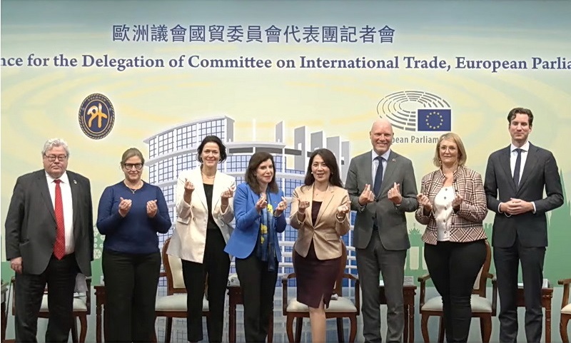 歐洲議會國貿委員會官方代表團7位跨黨團歐洲議會議員來台訪問，21日下午在外交部舉行記者會，強調台灣是歐盟重要貿易夥伴，期盼在已有基礎上深化經貿關係 (翻攝自外交部直播畫面)