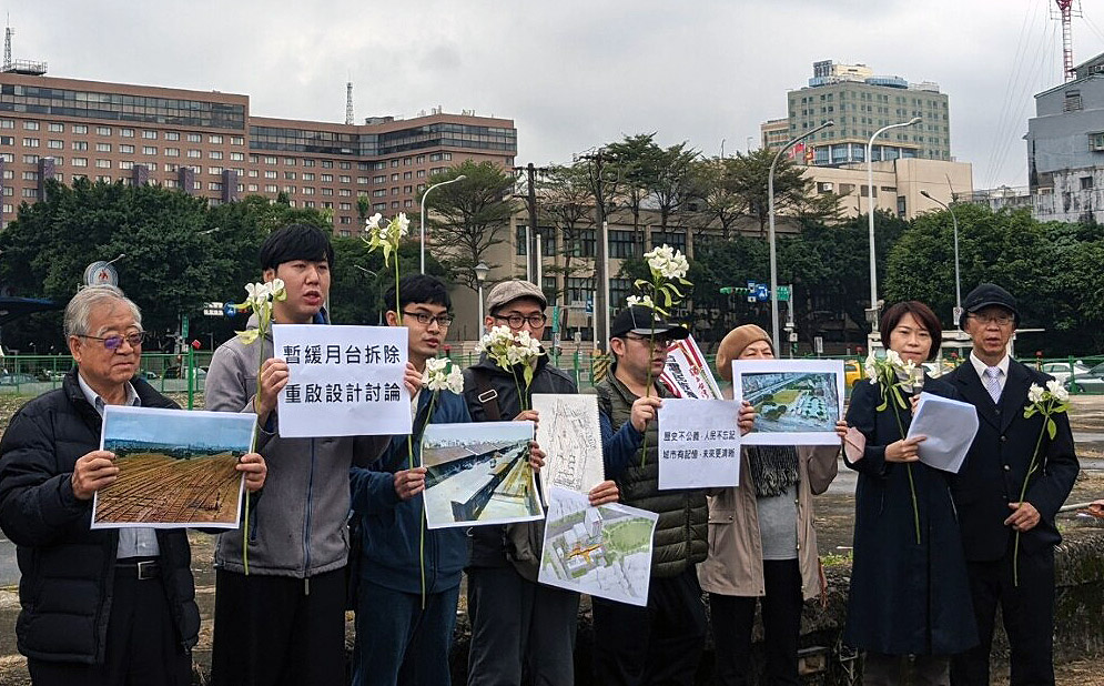 暗坑文化工作室、台中市好民文化行動協會、台灣交通文化資產保存學會、台灣二二八關懷總會、五十年代白色恐怖案件平反促進會、財團法人史明教育基金會等團體代表21日站在華山月台上召開記者會，呼籲公部門帶頭示範原地保留不義遺址。(陳念宜 攝)