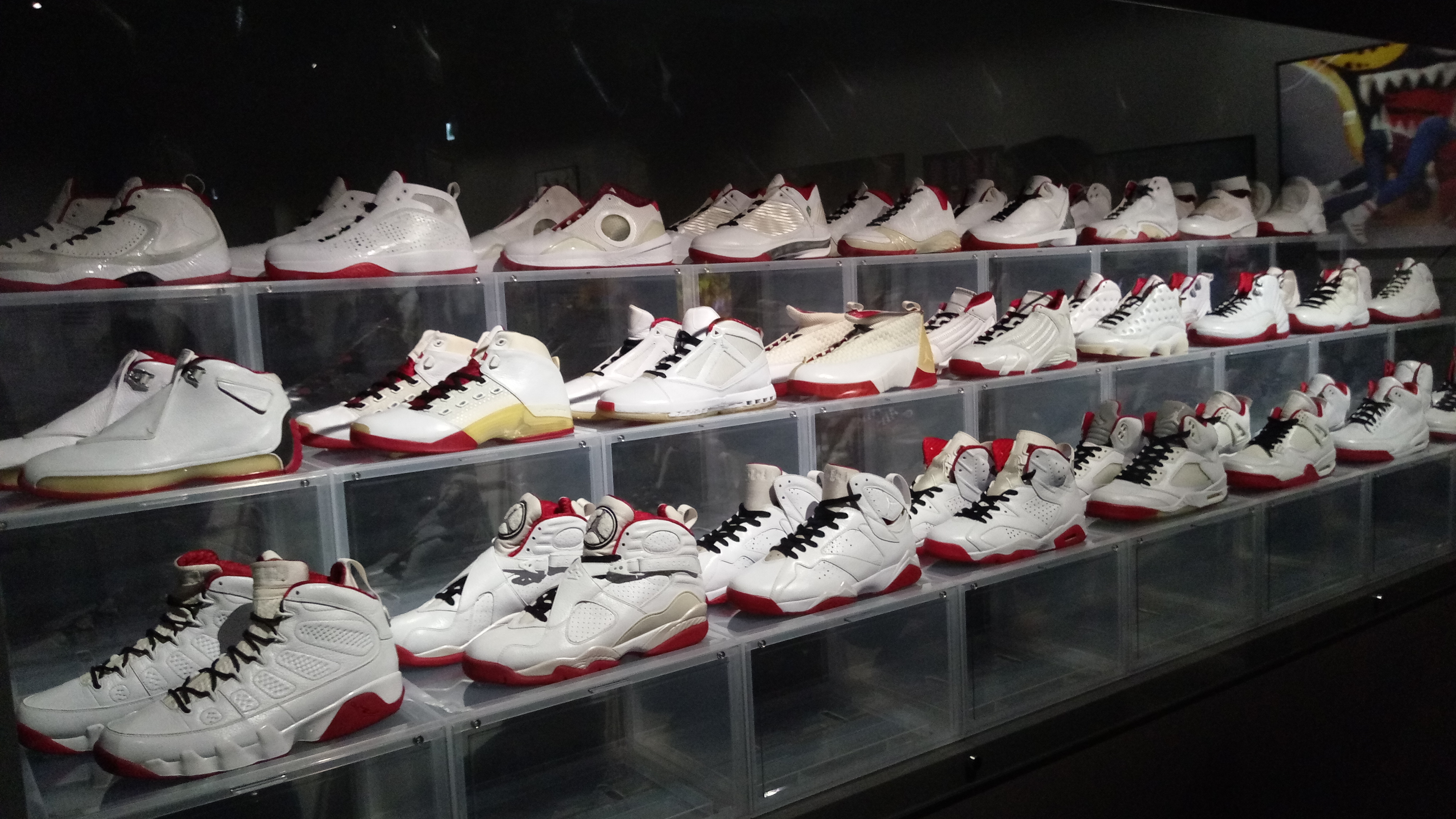 台灣收藏家秀出「Air Jordan “History of Flight”」一代至2012全套27雙鞋。(陳國維 攝)