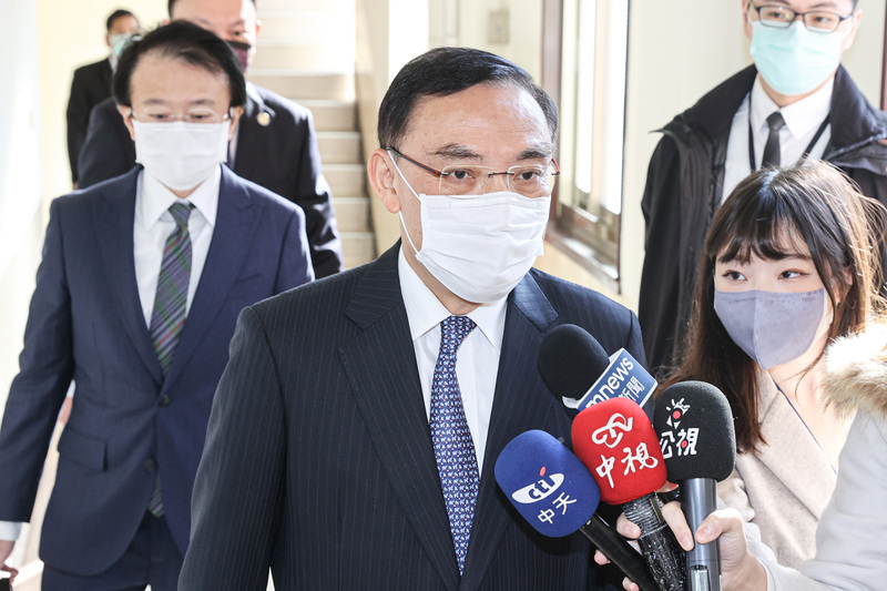 苗栗縣長當選人鍾東錦辦公室對苗栗地檢署提當選無效之訴表達抗議，法務部長蔡清祥（中）22日上午在立法院受訪時指出，檢方是根據證據及法院法律見解提起當選無效之訴。 (圖：中央社)