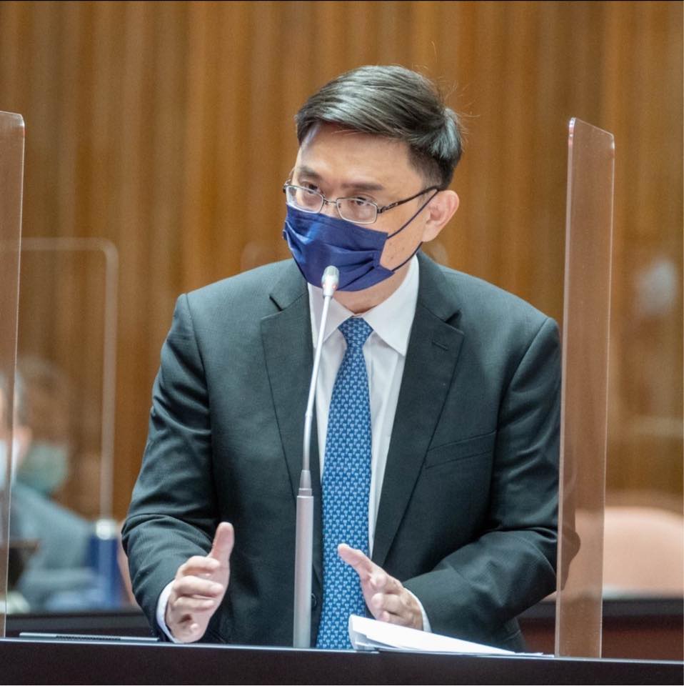民進黨中評會主委賴瑞隆表示，他將前往台南市議會民進黨黨團，中評委管碧玲則前往高雄市議會民進黨黨團，確保黨籍議員票票入匭。(圖：賴瑞隆臉書)
