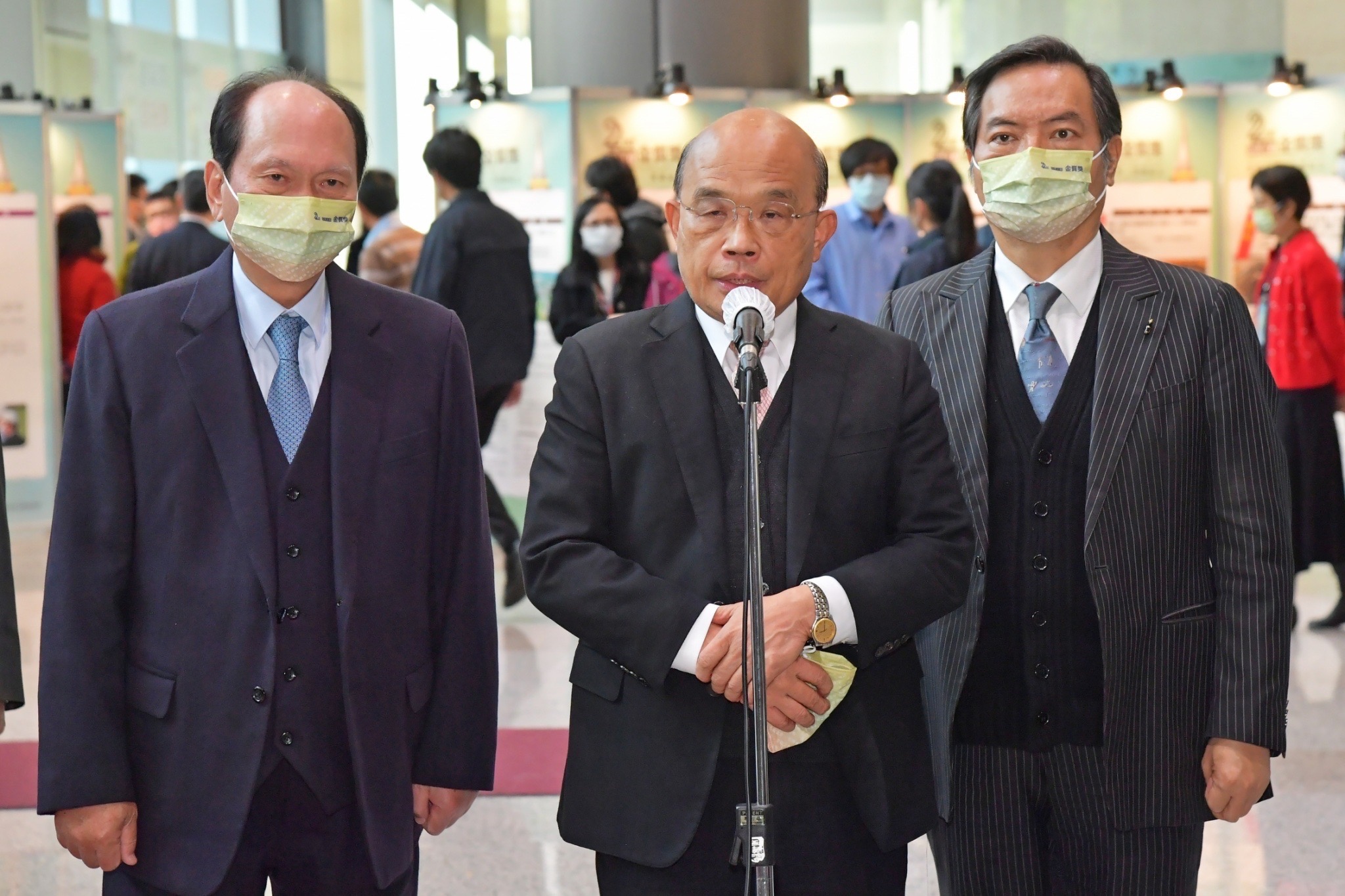 衛福部長薛瑞元和鴻海集團創辦人郭台銘近來隔空互槓，行政院長蘇貞昌表示，兩人各有對錯。(行政院提供)