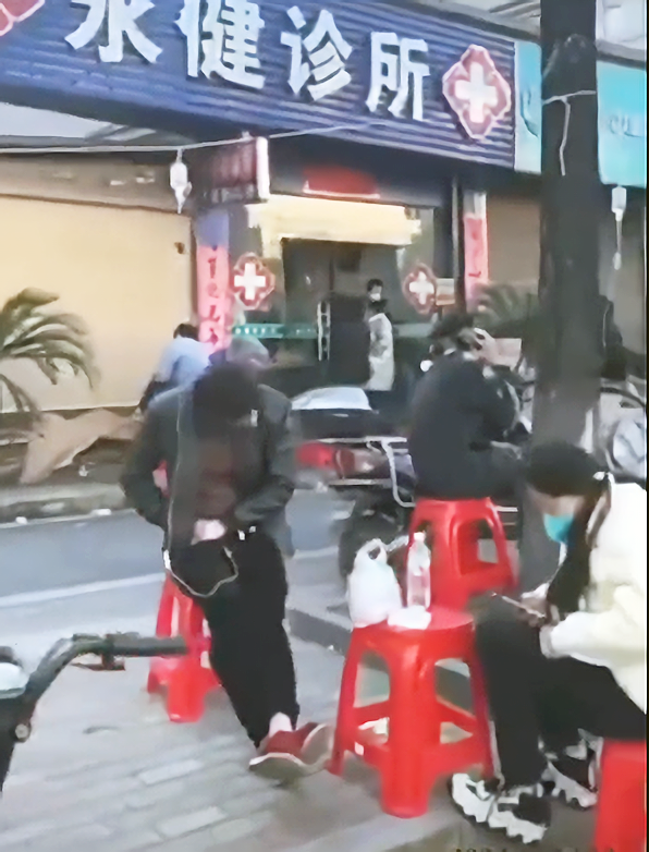 中國各大醫院被染疫病人擠爆，醫療系統崩潰，但至今染疫數字仍未公開。浙江金華一家診所前因病患眾多，許多病患只能在路邊吊點滴。(Twtter/@方舟子)