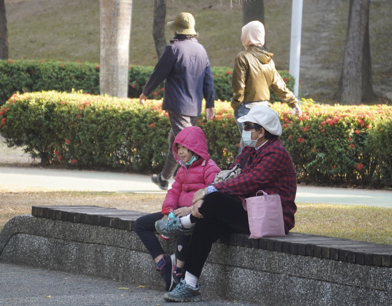 氣象專家吳德榮表示，26日白天起，冷空氣逐漸減弱，氣溫回升，陽光下舒適、但晚間仍偏冷，民眾應注意保暖。(資料照片/中央社)
