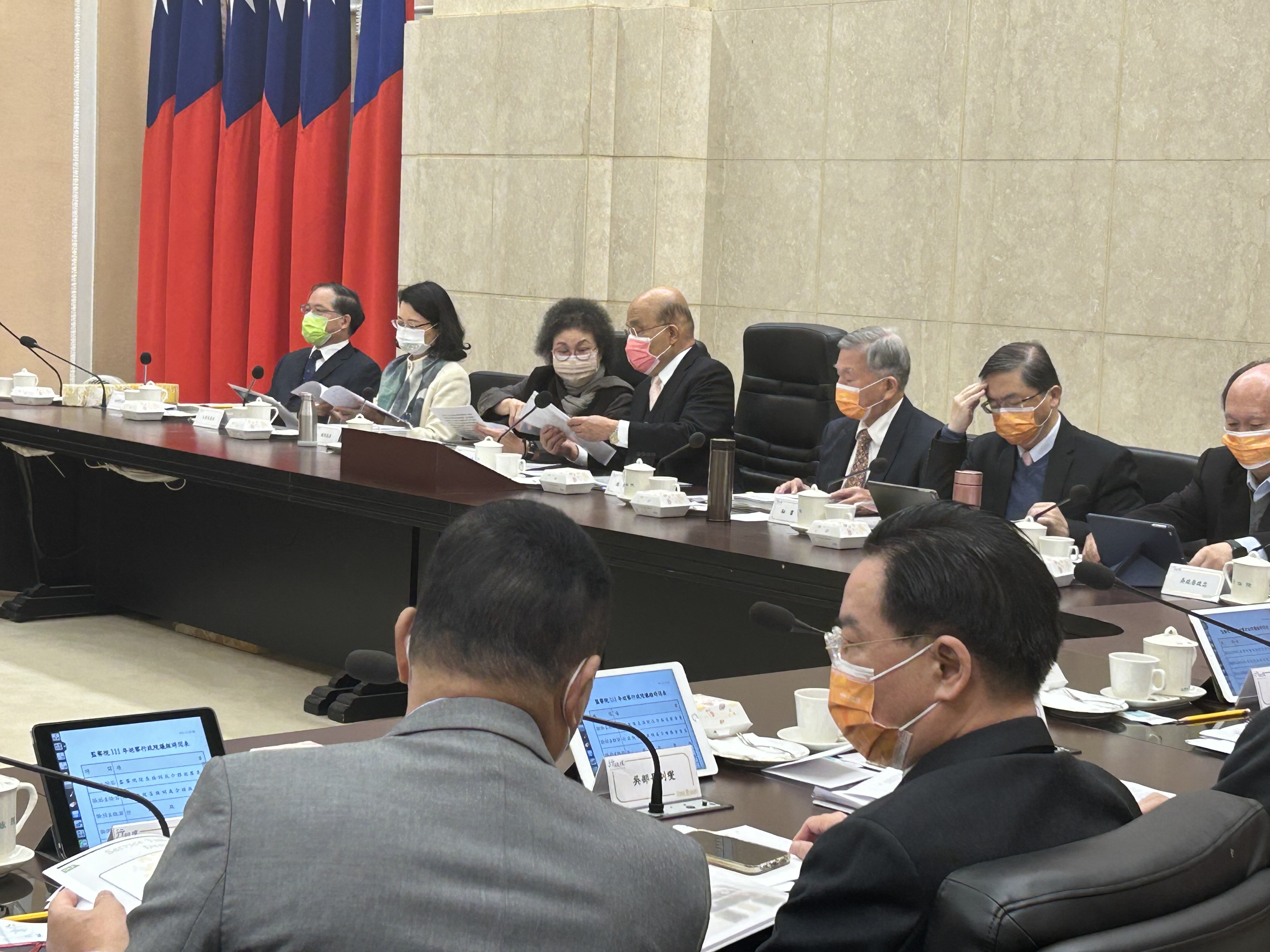監察院長陳菊今天率監委，前往行政院進行例行性巡察。(趙婉淳 攝)