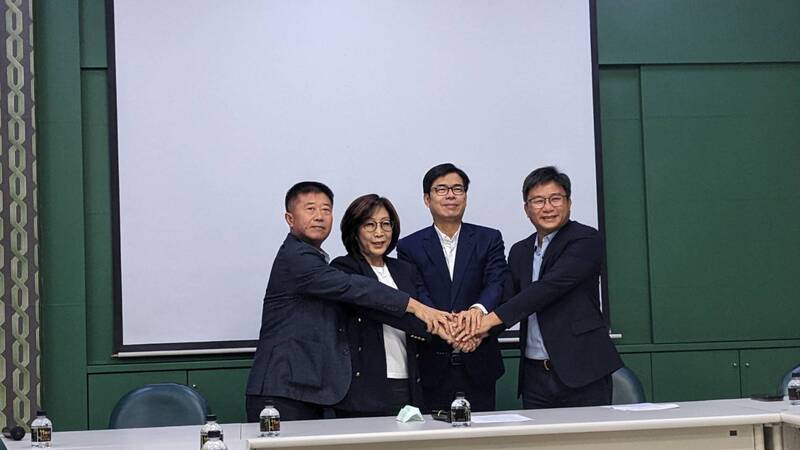 高雄市長陳其邁（右2）24日率民進黨高雄市黨部主委許智善（左1）、高雄市議員鄭光峰（右1）、康裕成（左2）召開記者會，宣布將由康裕成出線競選高雄市議長。 (圖：中央社)