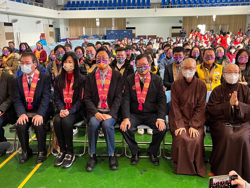 鄭文燦(前排右三)與張善政(前排左三)同台出席靈鷲山桃園普仁獎頒獎典禮。(圖：中央社)
