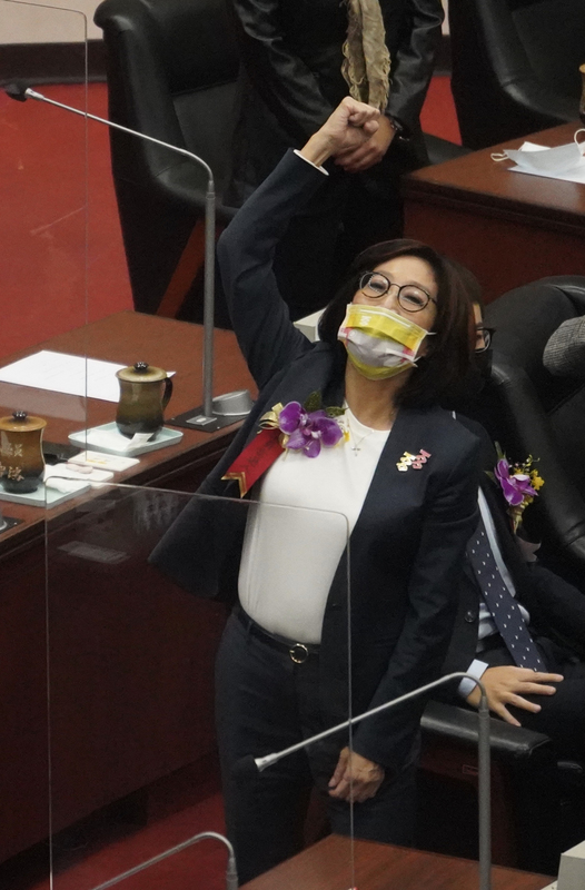 高雄市議會25日上午舉行議長投票，民進黨康裕成（圖）在第一輪投票即以35票過半票數勝出。 (圖：中央社)