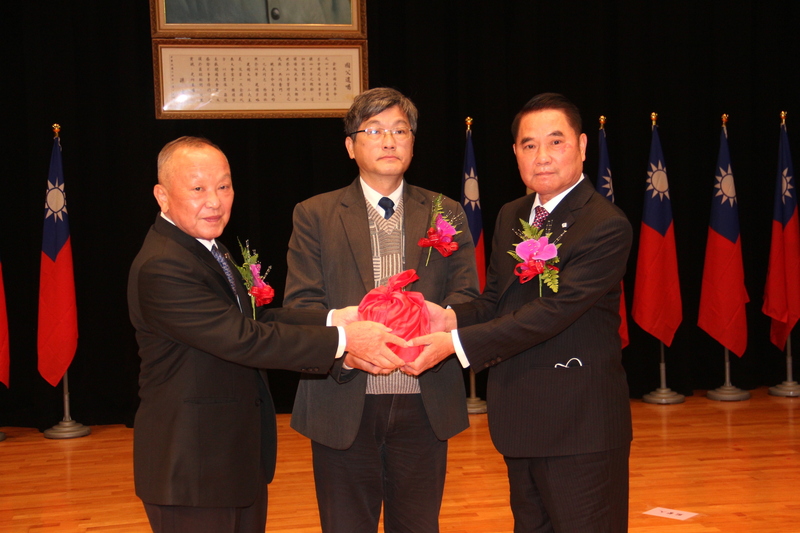 苗栗縣第19屆縣長就職典禮25日舉行，由客委會主委楊長鎮（中）擔任監交人，新任縣長鍾東錦（右）從卸任縣長徐耀昌（左）手中接下印信。 (圖：中央社)