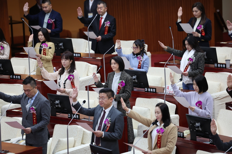 台北市議會25日上午舉行第14屆議員宣誓就職典禮，國民黨台北市第3選區立委補選候選人、台北市議員王鴻薇(2排中)等人宣誓就職。(圖：中央社)