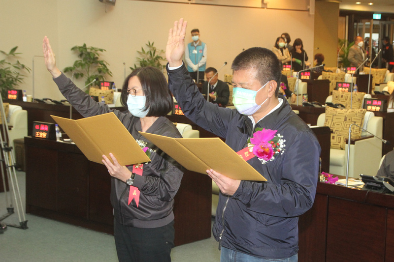 圖為台南市議會去年12月25日進行正副議長選舉，民進黨推出的邱莉莉（左）與林志展（右）搭檔順利當選，隨即宣誓就任。(資料照片/CNA)