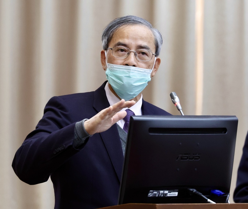 財政部次長阮清華23日說明發放現金6千元的初步規劃。(圖：中央社)