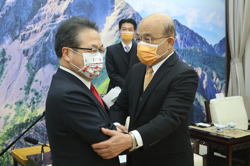 日本自民黨參議院幹事長世耕弘成（左）率自民黨「安倍派」參議員訪台，行政院長蘇貞昌（右）26日在行政院接見訪團一行人，兩人握手致意互動熱絡。 (圖：中央社)