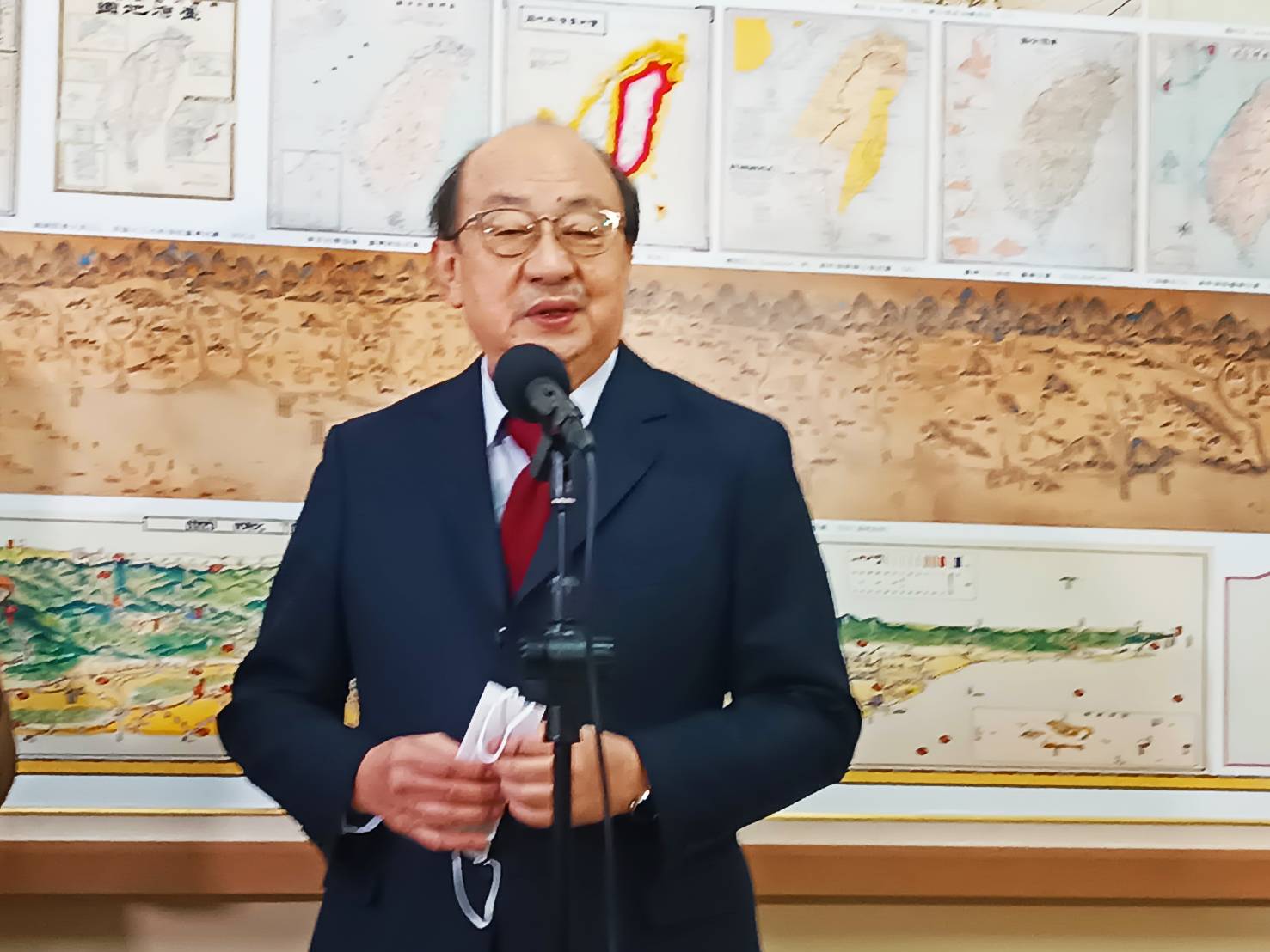 民進黨團總召柯建銘談兵役延長是否從查照改審查，尊重朝野各黨意見（劉玉秋攝）