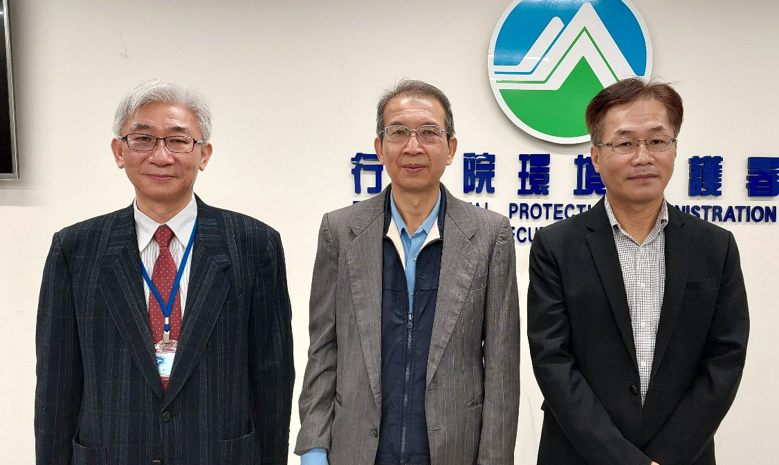環保署監資處長謝炳輝(中)、空保處長蔡孟裕(右)。(劉品希 攝)