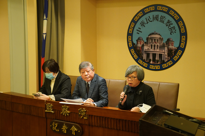 監察院社會福利及衛生環境委員會、內政及族群委員會聯席會議12月21日通過監察委員趙永清（中）、葉大華（左）、蘇麗瓊（右）所提「恩恩罹患新冠肺炎緊急送醫案」調查報告，糾正衛生福利部、新北市政府。3名監委27日在監察院舉行記者會對外說明。 (圖：中央社)