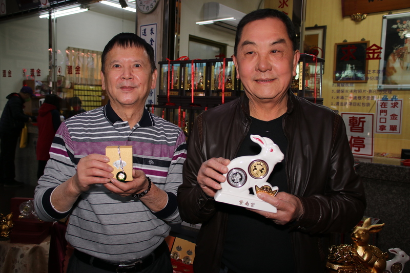南投縣竹山鎮紫南宮27日發表癸卯兔年錢母，紫南宮主任委員莊秋安（右）表示，祝福信眾迎春開新運、好運成雙。 (圖：中央社)