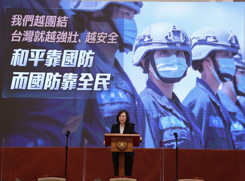 「強化全民國防兵力結構調整方案記者會」27日下午在總統府舉行，總統蔡英文親自上陣，向全民報告相關改革規畫。 (圖：中央社)