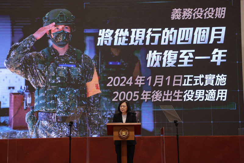 總統蔡英文27日在總統府宣布，將把現行4個月義務役訓練制度，恢復為1年期義務役。 (圖：中央社)