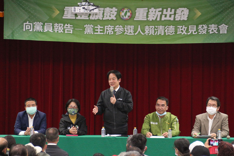民進黨主席補選候選人賴清德（中）27日晚間到苗栗舉辦政見會時表示，若擔任黨主席，一定團結民進黨，共同守護台灣，同時促進民主和平與繁榮，具體工作內容就是發展經濟、照顧民生、增強國防、維護和平。 (圖：中央社)