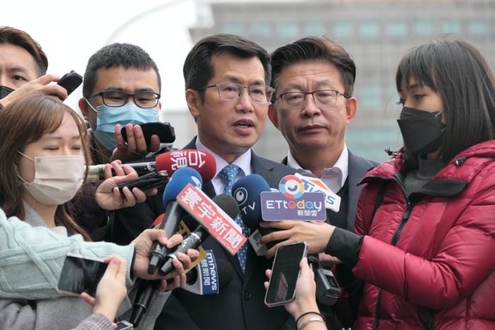蔡英文總統27日邀集黨籍立委在台北賓館，討論兵役延長方案，民進黨團幹事長羅致政會後接受媒體採訪。(趙婉淳 攝)