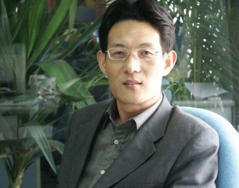 作者被構陷收教前的2003年擔任《玩具世界》雜誌主編，在編輯部留影，在收教所被強制安裝各種玩具。(圖：作者提供)