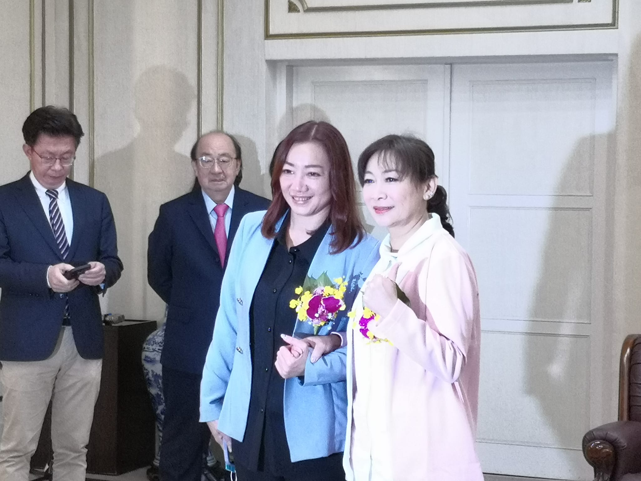 民進黨不分區立委陳靜敏(右)及民眾黨不分區立委陳琬惠宣誓就職。（劉玉秋攝）