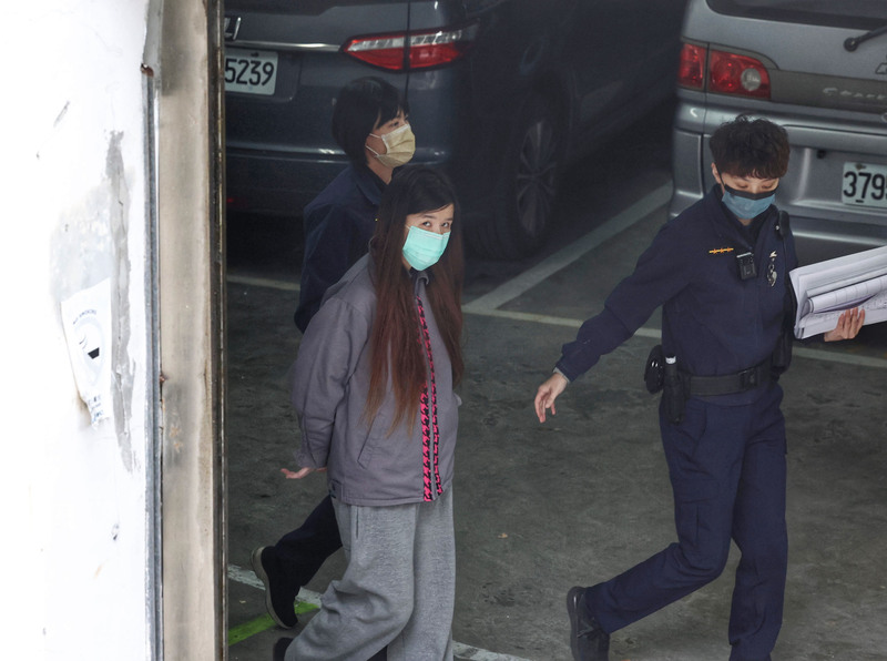 喧騰一時的求職詐騙虐囚3死案，士院22日一審宣判，依私行拘禁致人於死等罪判處主嫌傅榆藺、陳樺韋無期徒刑，褫奪公權終身。圖為傅榆藺(前左)。(資料照/圖：中央社)