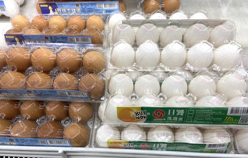 圖為高雄一家量販賣場冷藏區盒裝雞蛋。(資料照片/CNA)