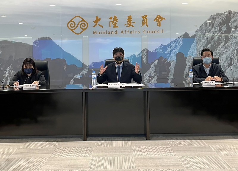 陸委會28日舉行「金馬地區民眾春節交通專案應變小組第1次會議」，由副主委邱垂正（中）主持，金門縣長陳福海（右）等人出席與會。（金門縣政府提供） (圖：中央社)