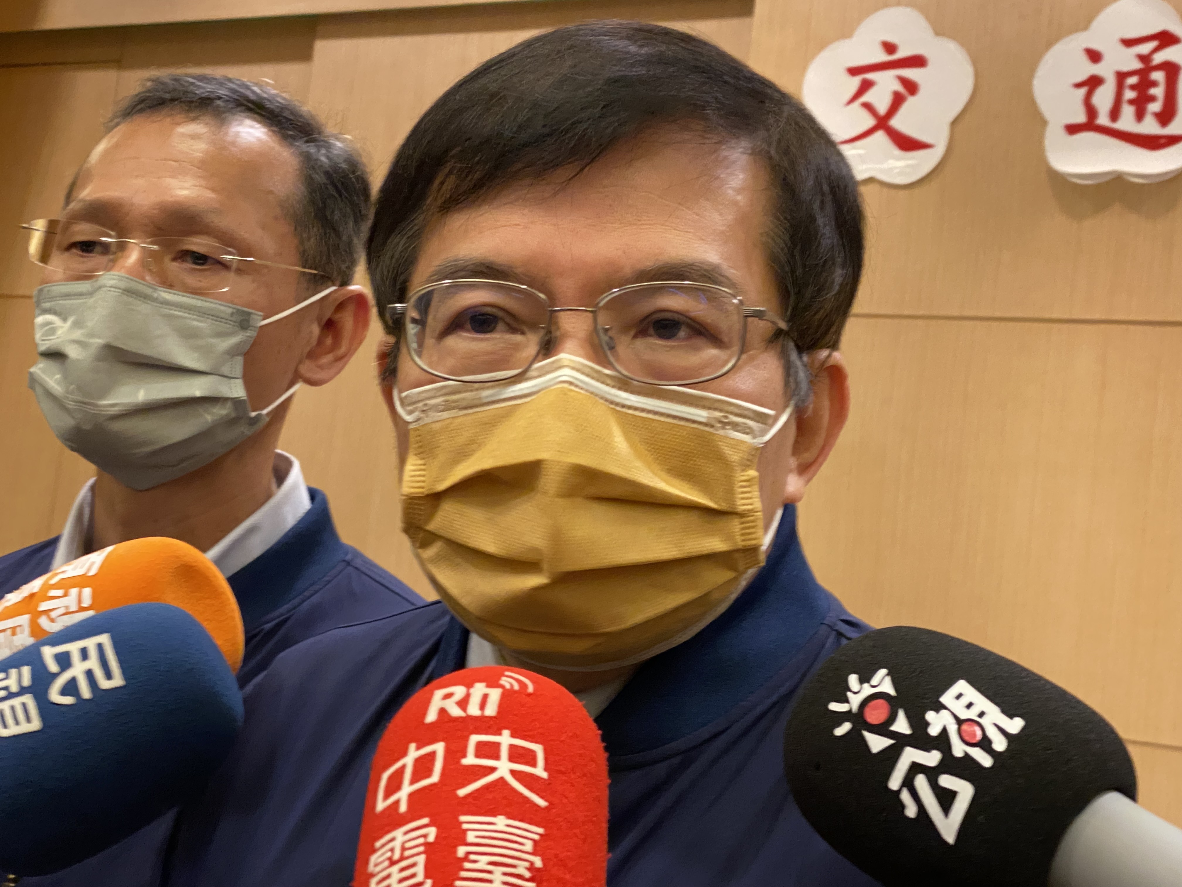 交通部長王國材表示，將大力改善人行環境，包括斥資新台幣50億建置通學步道。(吳琍君 攝)