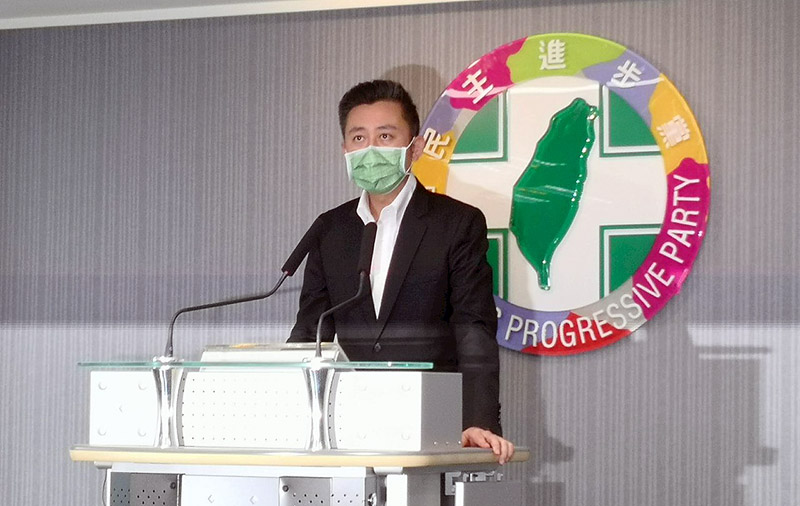 民進黨2022敗選檢討報告出爐，直指治安、黑金並點名林智堅論文案是敗選主因。圖為林智堅因論文風波宣布「退選」桃園市長。(資料照/劉玉秋攝)