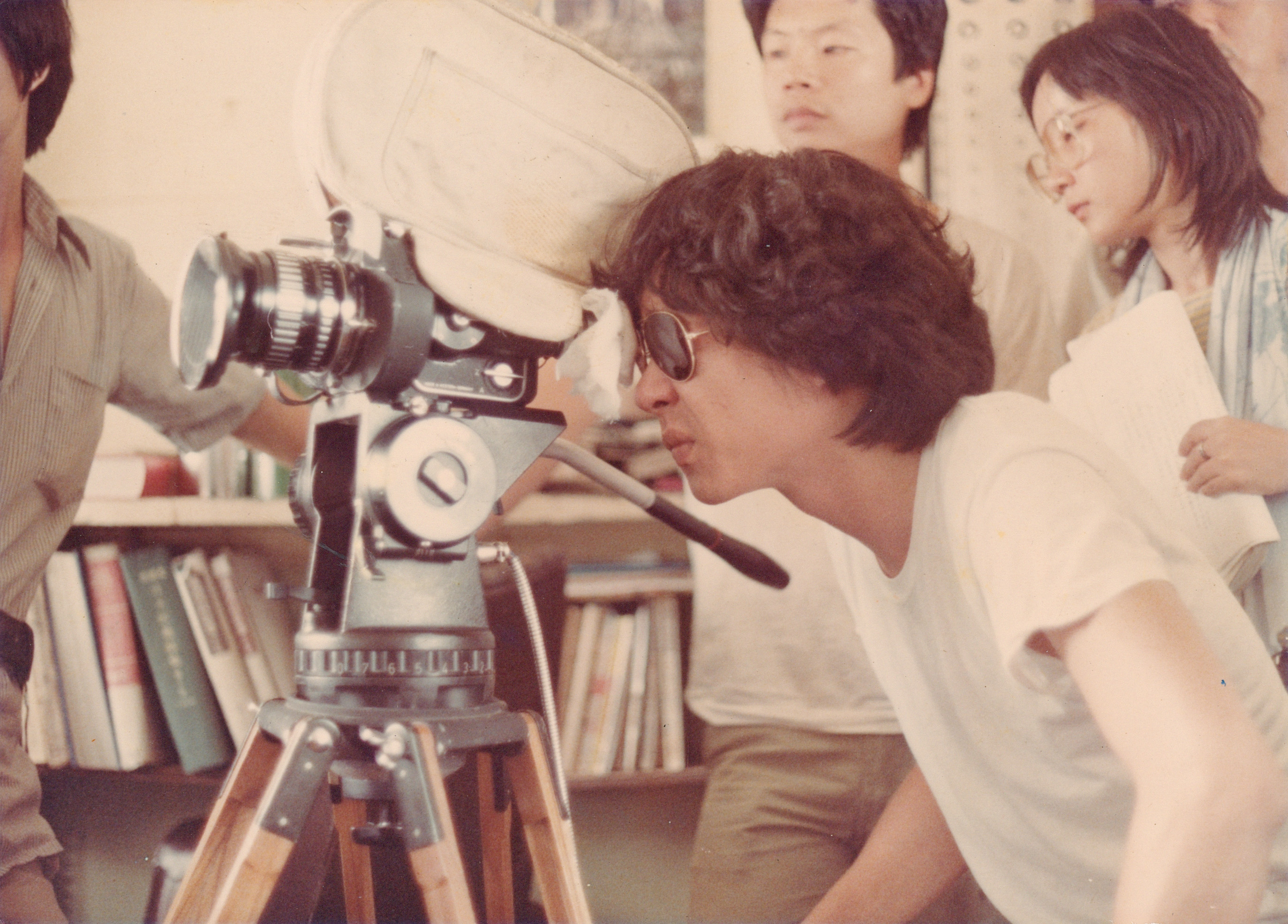 《海灘的一天》工作照，楊德昌於拍攝現場（約於1982-1983年）。(國家電影及視聽文化中心提供)