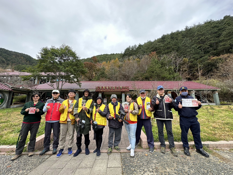 東勢林區管理處29日表示，武陵驅猴隊已正式成軍，112年元旦開始，於武陵地區全區巡護，同時向遊客進行宣導，減少人猴衝突發生。(東勢林區管理處提供/圖：中央社)