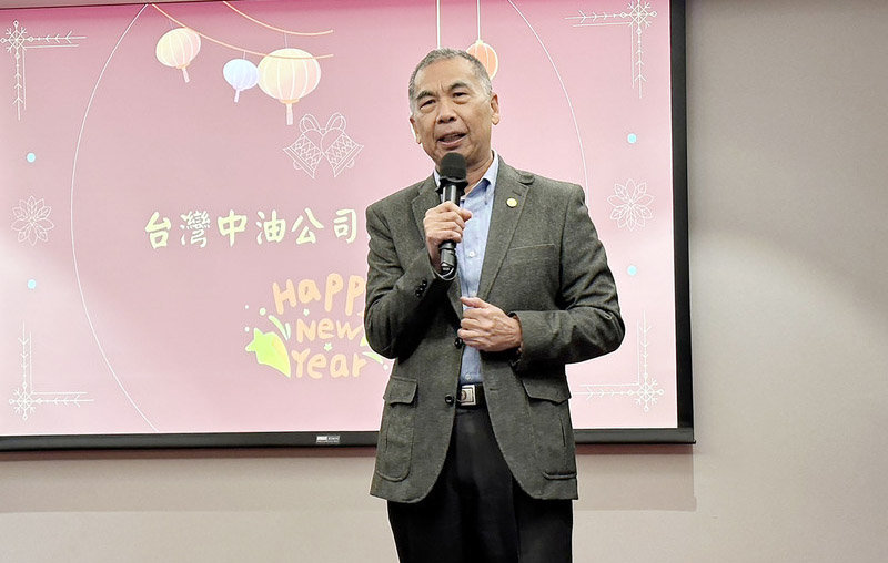 俄烏戰爭推升國際油氣價格，中油肩負穩定物價政策任務，虧損持續擴大，中油董事長李順欽在年終記者會表示，今年汽柴油、天然氣等政策吸收金額恐上看新台幣3000億元，他也預估年底累虧達2173億元。(圖：中央社)